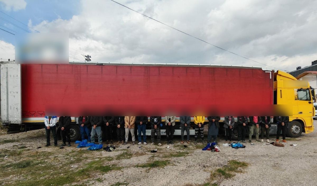 Sivas’ta tır dorsesinde yakalanan 18 düzensiz