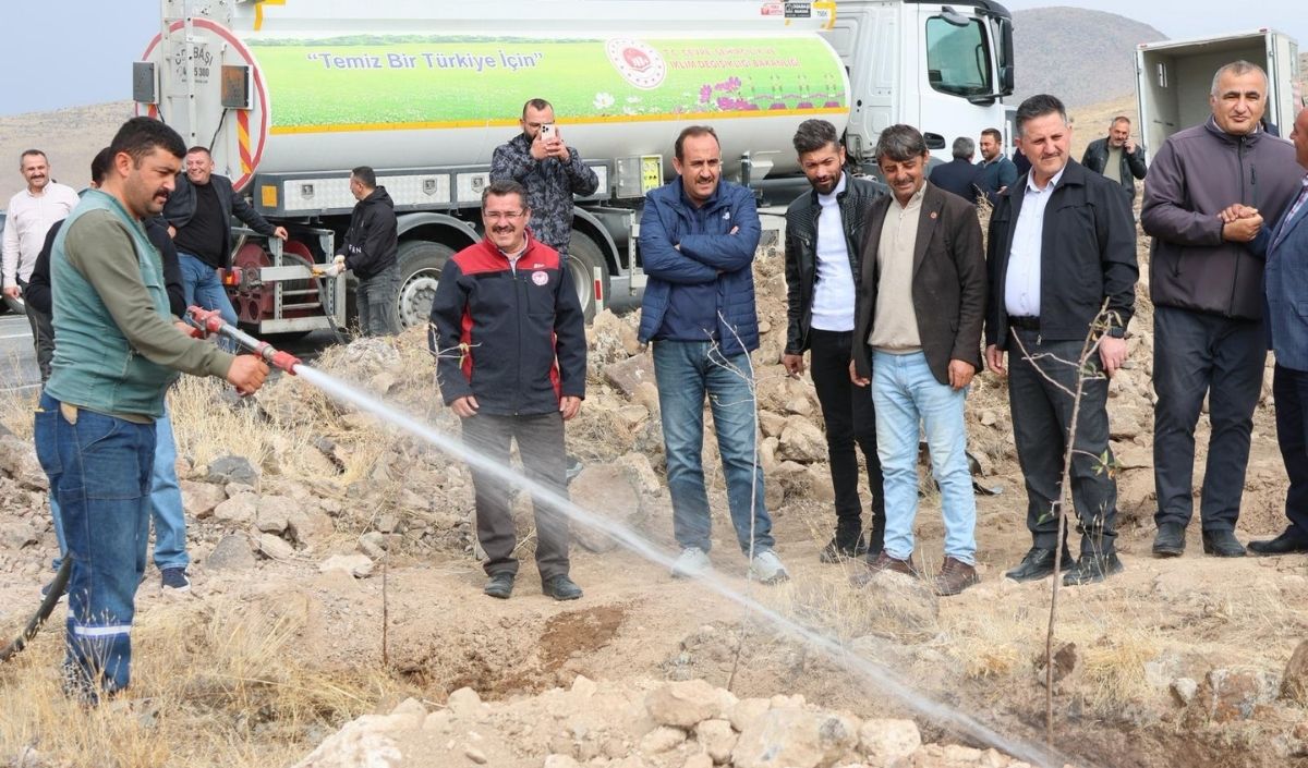 İncesu’da Badem Ve Ayva Ağaçları Toprakla Buluştu