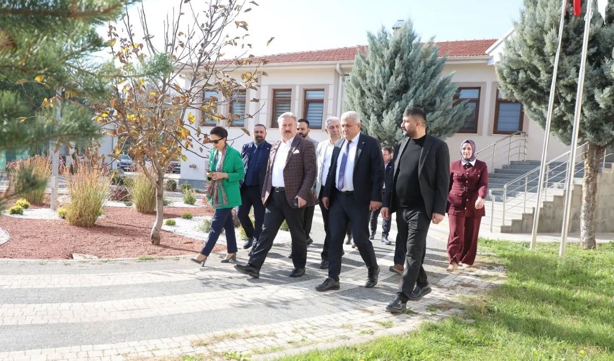 Kayseri Çocuk Evleri Sitesi’nde Çalışmalar Incelendi Alt Başlık Melikgazi Belediye Başkanı Mustafa Palancıoğlu Ve Ilçe Protokolü, Kayseri Çocuk Evleri Sitesi’nde Yapılan Spor Alanları Ve Peyzaj Ç (1)