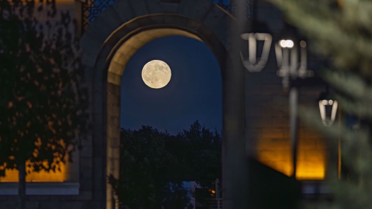 Millet Bahçesi kapısının tam ortasında yükselen dolunay, mimariyle kusursuz bir simetri oluşturuyor.