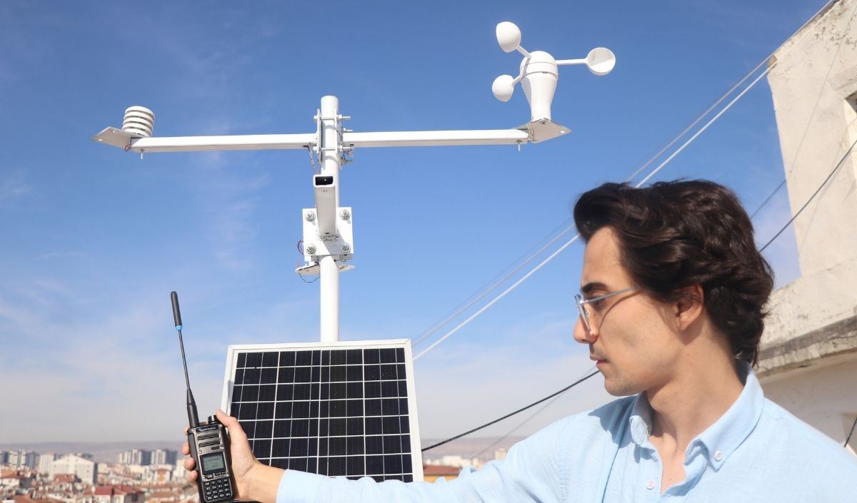 Kayseri’de Öğrenci Çatıya Taşınabilir Hava Durumu Sistemi Kurdu (1)