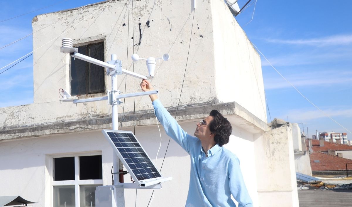 Kayseri’de Öğrenci Çatıya Taşınabilir Hava Durumu Sistemi Kurdu (2)