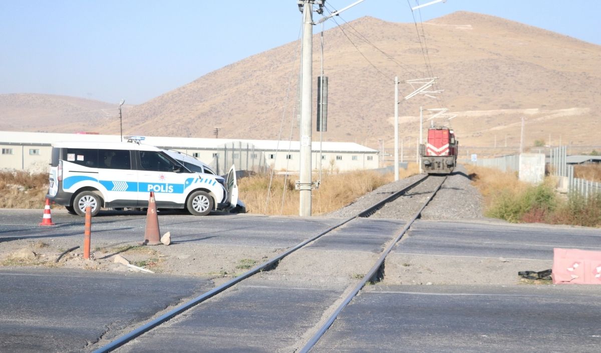 Kayseri'de Tren Araca Çarptı (1)