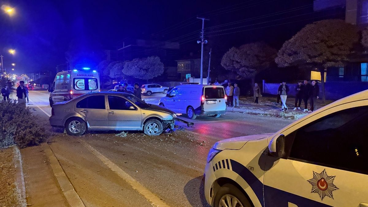 Konya Araç Refüje Çarptı (3)