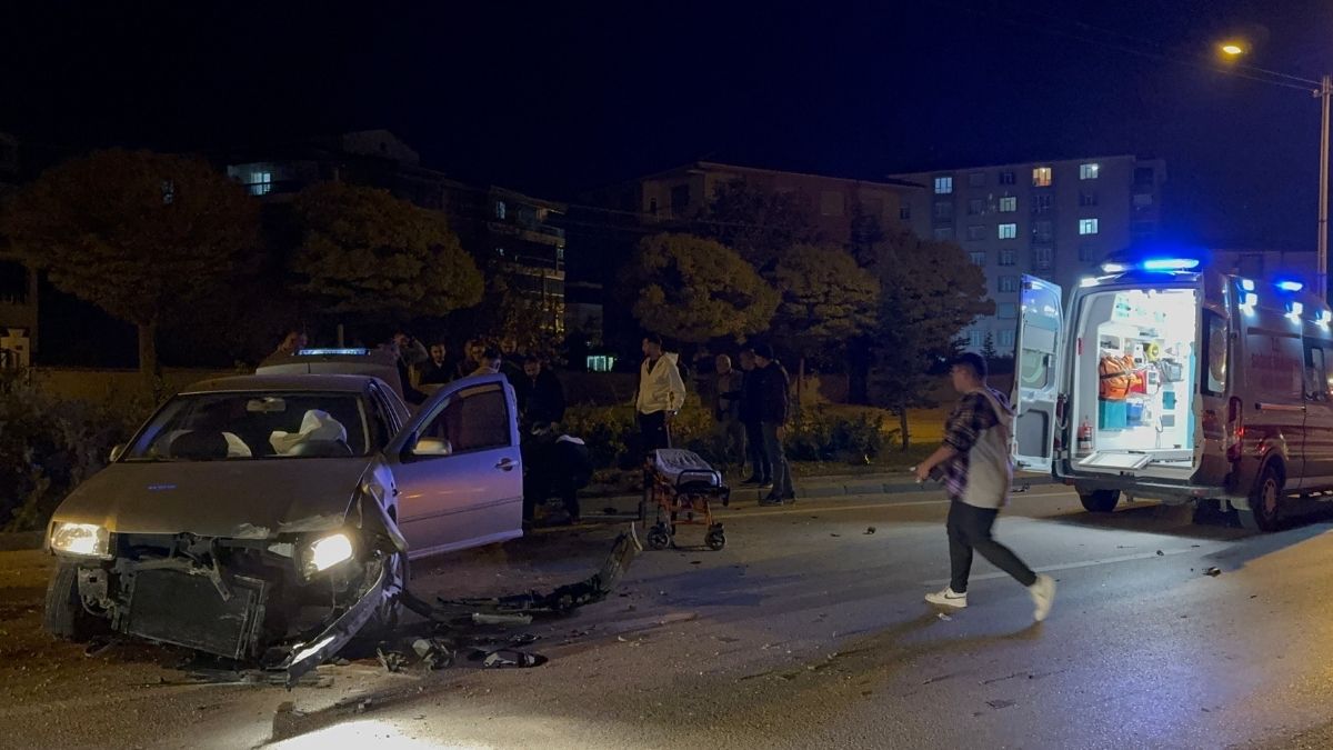 Konya Araç Refüje Çarptı (4)