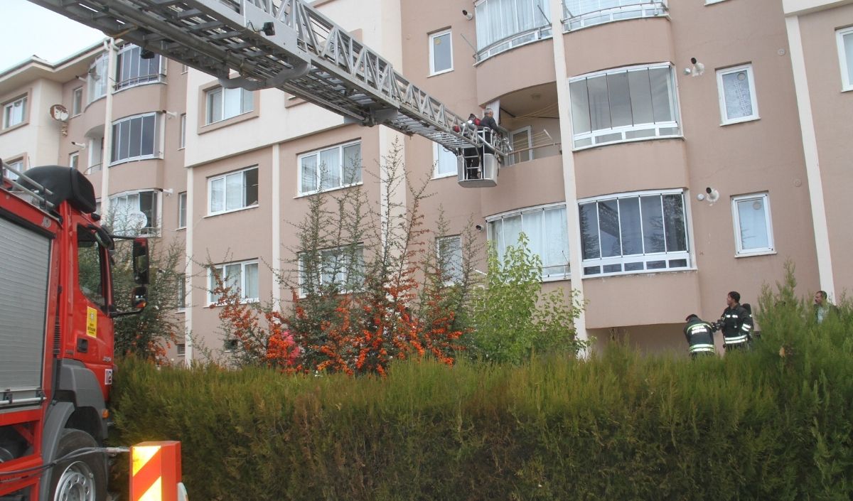 Konya’da 4 Katlı Binada Yangın Çıktı! 1 Kişi Yaralandı (2)