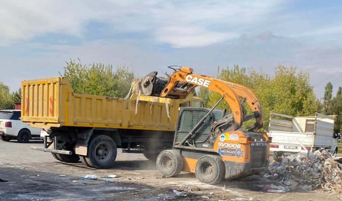 Melikgazi’nin Temizlik Ordusu Mahalleleri Pırıl Pırıl Yapıyor (5)