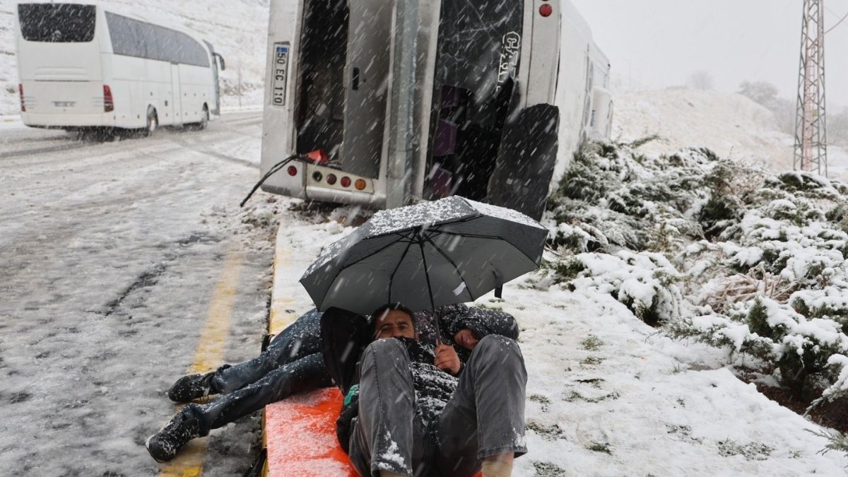 Nevşehir'de Araç Devrildi Elinde Şemsiyeyle Bekledi (3)