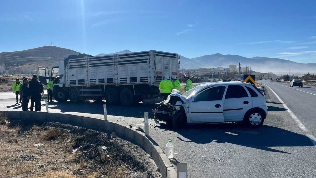 Niğde–Kayseri Yolunda Feci Çarpışma Genç Sürücü Ağır Yaralandı3