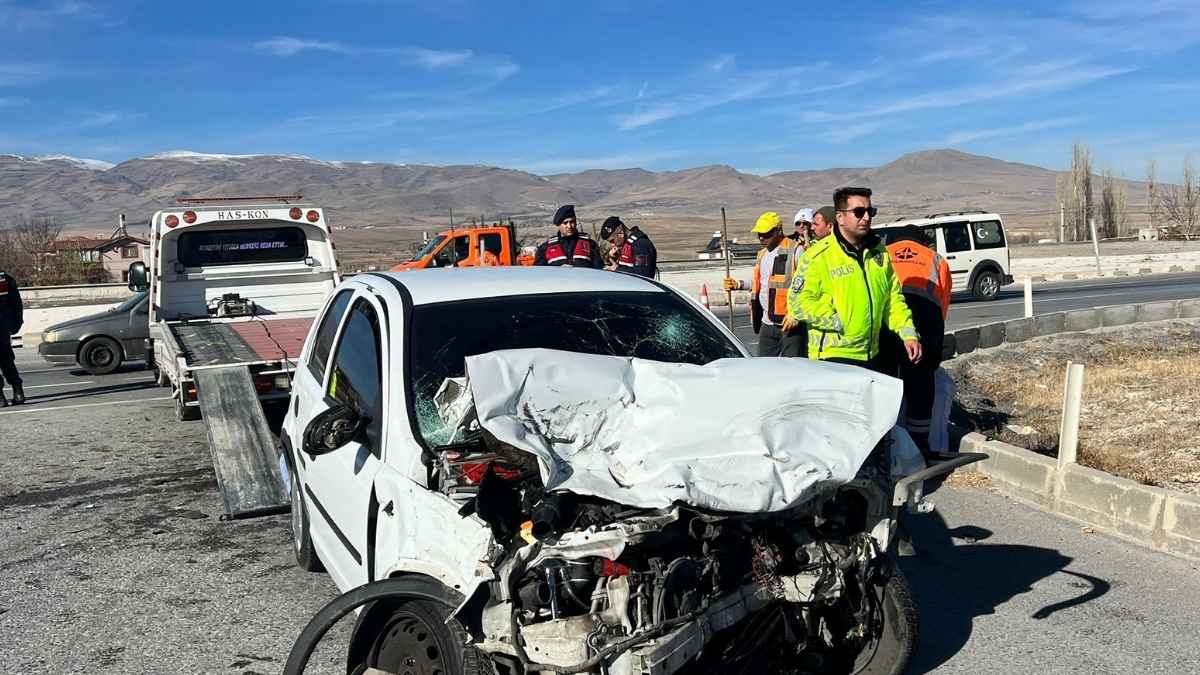 Niğde–Kayseri Yolunda Feci Çarpışma Genç Sürücü Ağır Yaralandı4