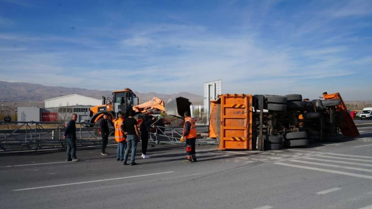 Niğde Kayseri Yolunda Kamyon Damperi Eds Direğine Çarptı 1 Ağır Yaralı!4