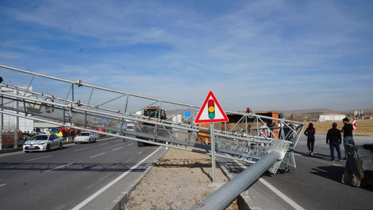 Niğde Kayseri Yolunda Kamyon Damperi Eds Direğine Çarptı 1 Ağır Yaralı!5