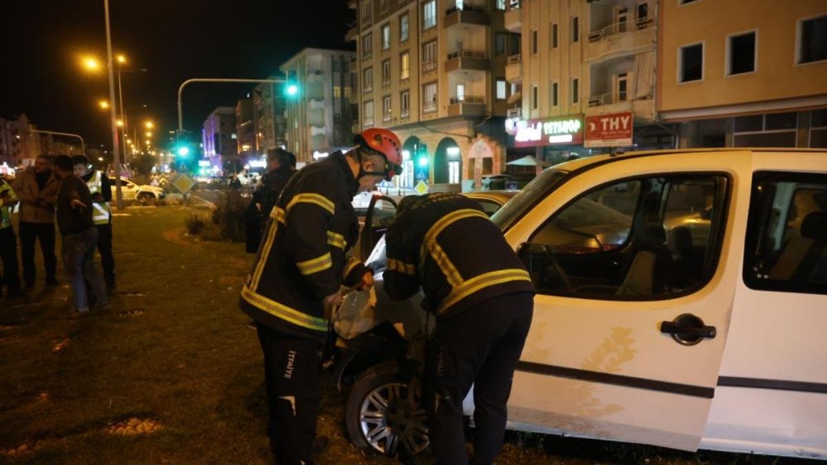 Önce Kaza Yaptı, Sonra Kayıplara Karıştı Spot Nevşehir’de Kırmızı Işıkta Bekleyen Otomobile Çarpan Hafif Ticari Araç Sürücüsü Kaza Yerinden Kaçtı. Polis, Sürücünün Kimliğini Belirlemek Için Kamer (1)
