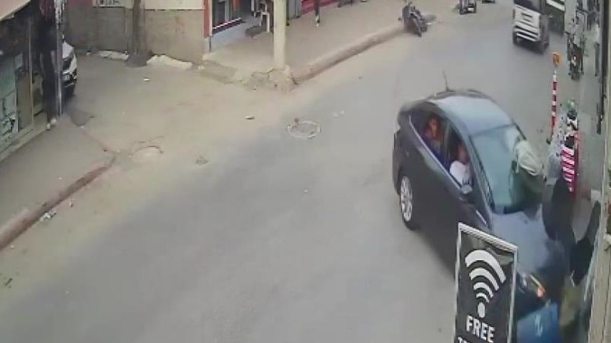 Otomobil Markete Daldı Vatandaş O Anları Analttı (2)