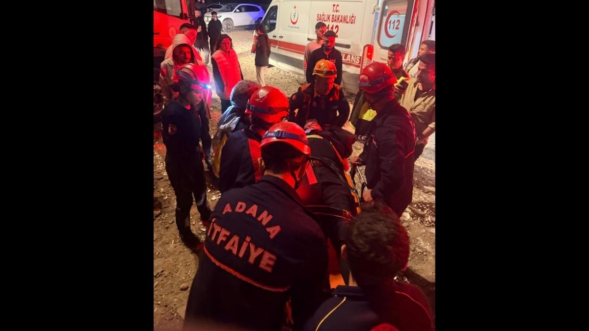 Otomobil Şarampole Yuvarlandı Adana (2)