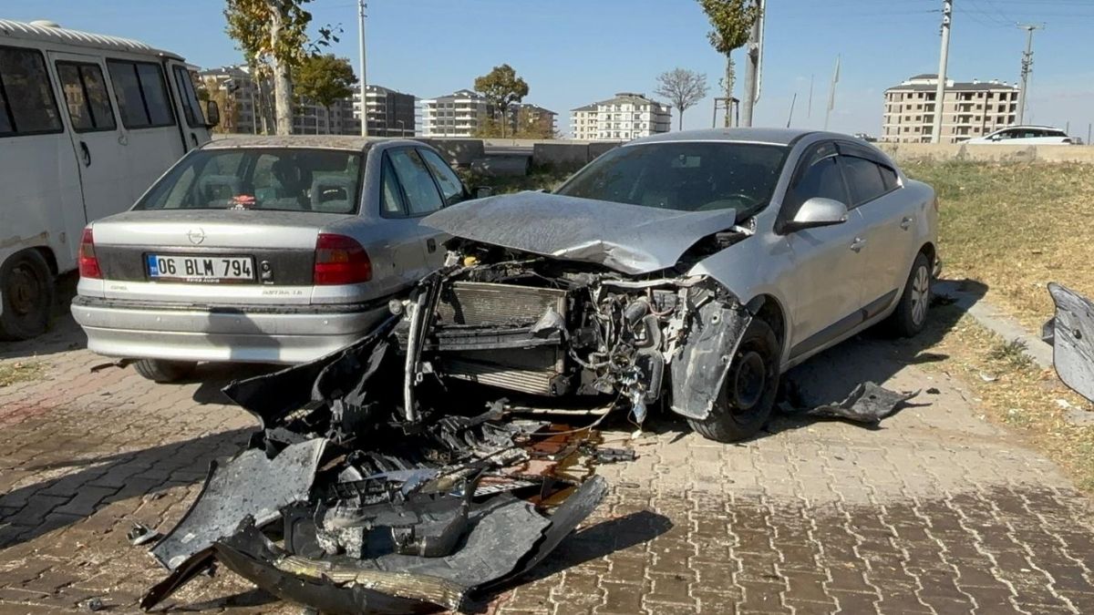Park Halindeki Araçlara Çarptı 2 Kişi Yaralandı (4)