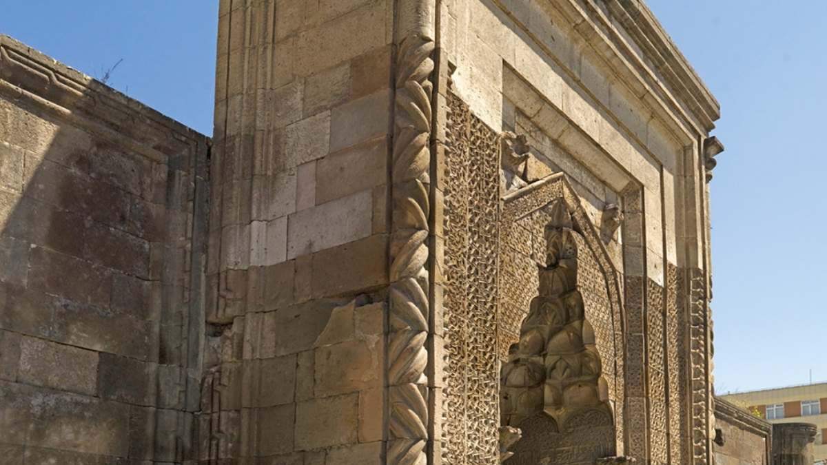 Şehrin Kalbinde 800 Yıllık Sessizlik Sahabiye Medresesi Hangi Sırları Saklıyor3