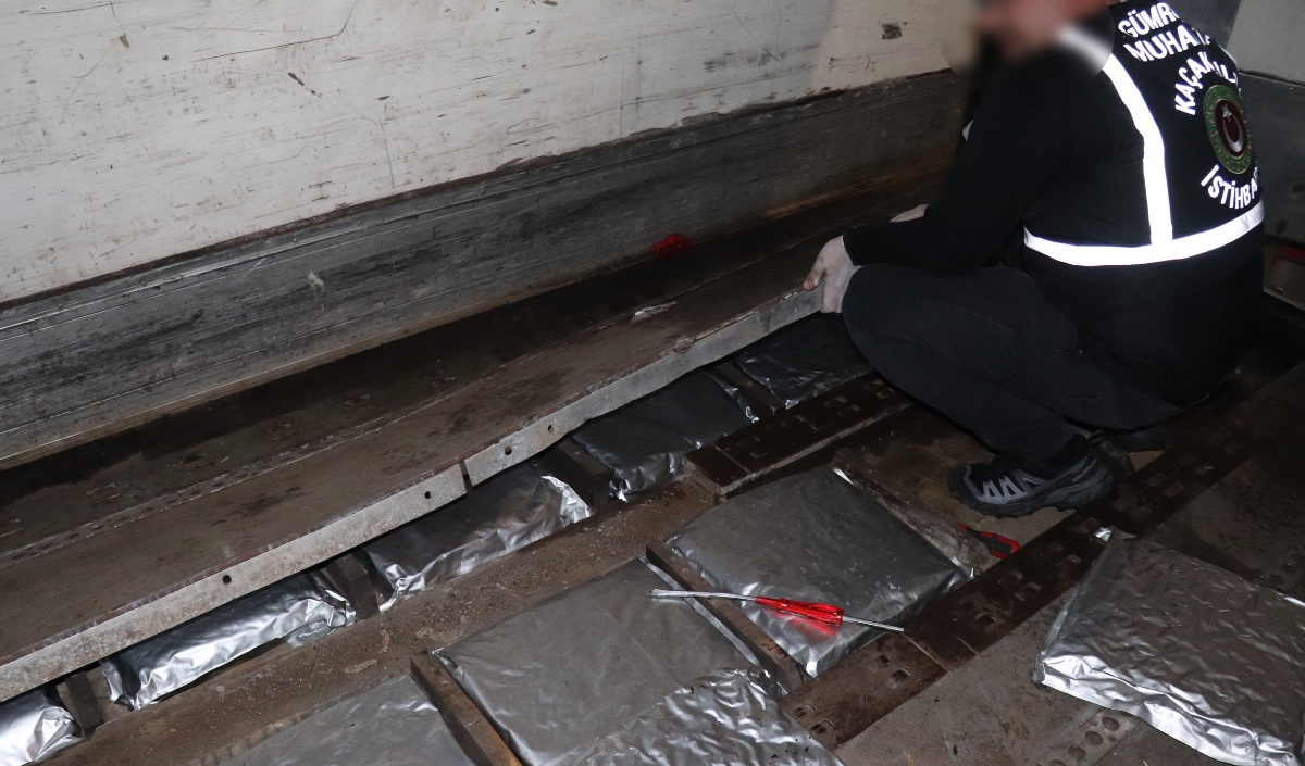 Ticaret Bakanlığı Ekiplerinden Dev Operasyon 1 Ton 65 Kilo Esrar Yakalandı (2)