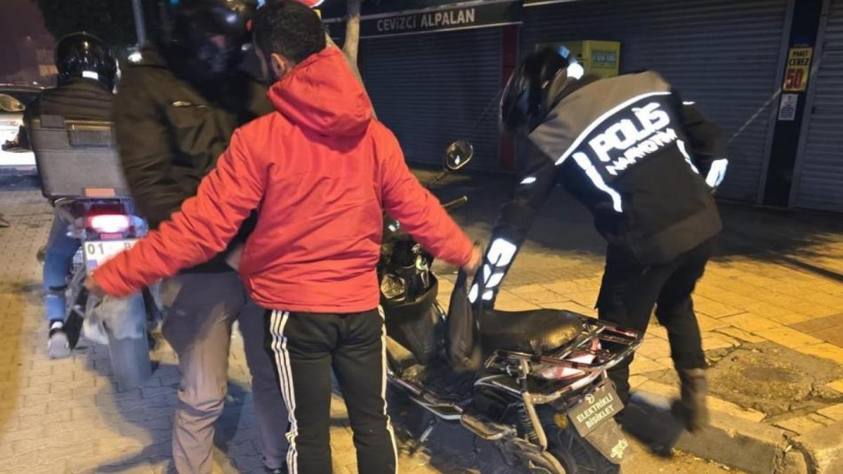 Uyuşturucu İçi̇p Suçüstü Yakalanan 12 Şahis Adana (3)