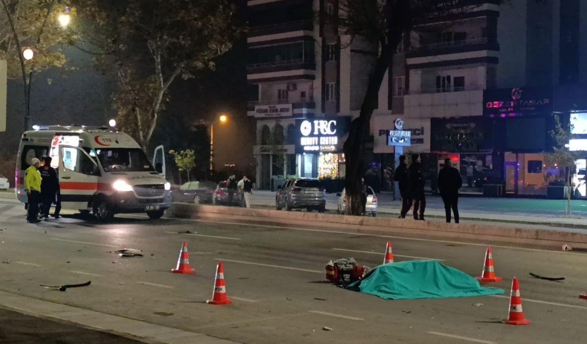 Kahramanmaraşta feci kaza, nişanlı çift hayatını kaybetti Kaza, Kahramanmaraş Onikişubat ilçesi Prof. Dr. Necmettin Erbakan Bulvarı’nda gerçekleşti. Çevredeki görgü tanıklarından edinilen bilgiye göre, aynı yol üzerinde ilerleyen ve yarış yaptıkları düşü