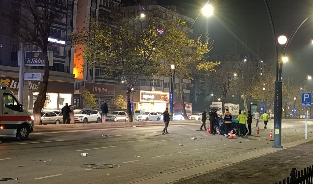 Kahramanmaraşta feci kaza, nişanlı çift hayatını kaybetti Kaza, Kahramanmaraş Onikişubat ilçesi Prof. Dr. Necmettin Erbakan Bulvarı’nda gerçekleşti. Çevredeki görgü tanıklarından edinilen bilgiye göre, aynı yol üzerinde ilerleyen ve yarış yaptıkları düşü