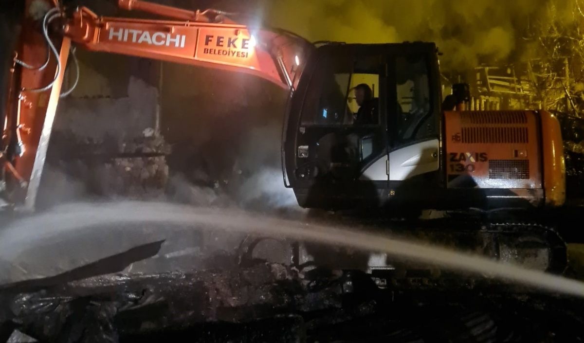 Adana’da Bir Ev Kül Oldu, Okul Lojmanı Zarar Gördü (2)