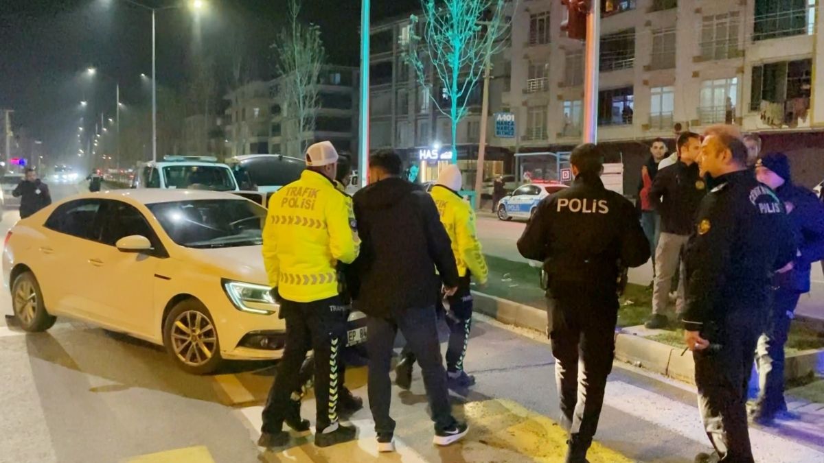 Aksaray’da Alkol Alıp Araç Başına Geçti Emniyet Müdürünün Makam Aracına Çarptı (3)