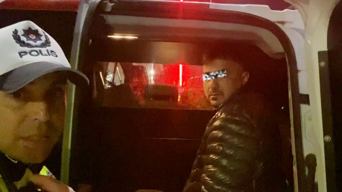 Aksaray’da Alkol Alıp Araç Başına Geçti Emniyet Müdürünün Makam Aracına Çarptı (4)