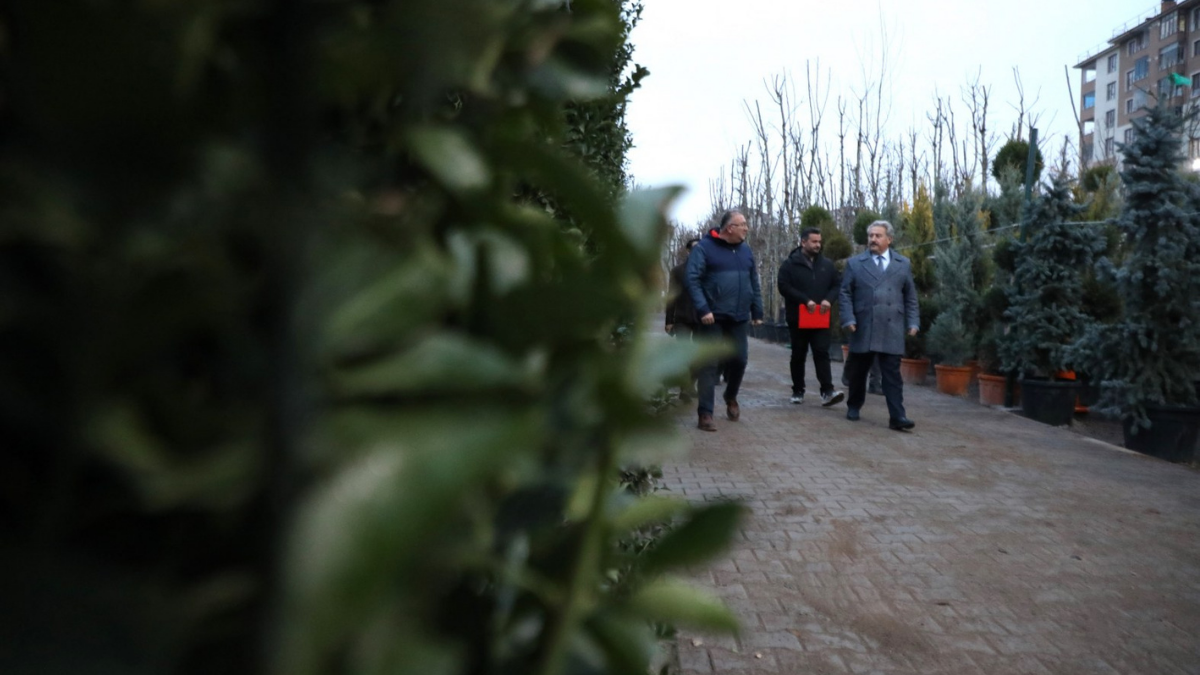 Melikgazi Belediyesi ilçeyi yeşillendirmeye devam ediyor  Melikgazi Belediyesi, çevreye duyarlı çalışmalarıyla ilçenin geleceğine nefes olmaya devam ediyor. İlçe genelinde yeşil alanları artırmayı hedefleyen belediye, daha yaşanabilir bir Melikgazi için a