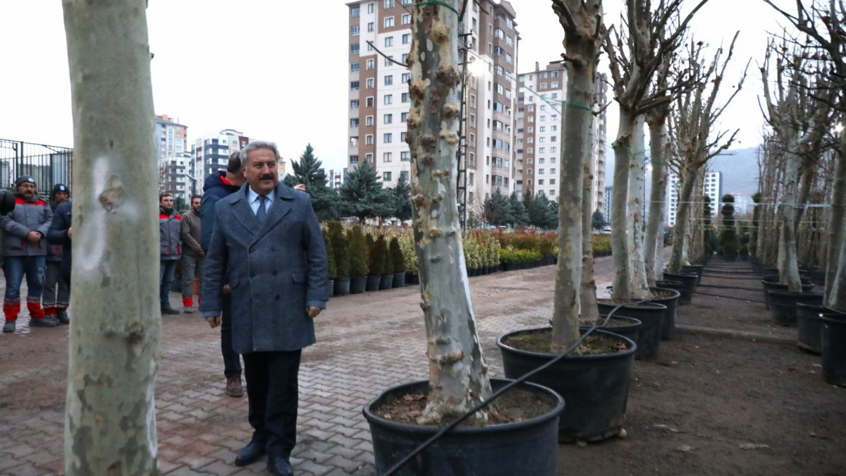 Melikgazi Belediyesi ilçeyi yeşillendirmeye devam ediyor  Melikgazi Belediyesi, çevreye duyarlı çalışmalarıyla ilçenin geleceğine nefes olmaya devam ediyor. İlçe genelinde yeşil alanları artırmayı hedefleyen belediye, daha yaşanabilir bir Melikgazi için a