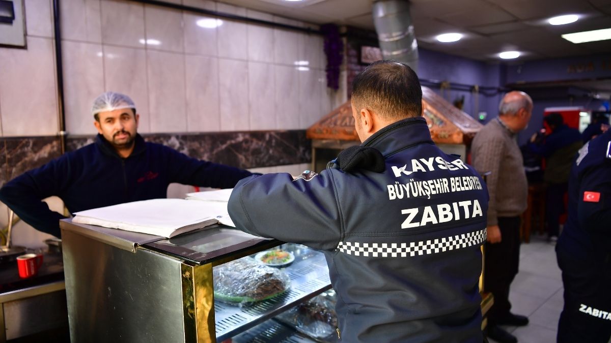 Cumhuriyet Meydanı’nda Titiz Denetim Hedefte Tavuklar Vardı! (4)