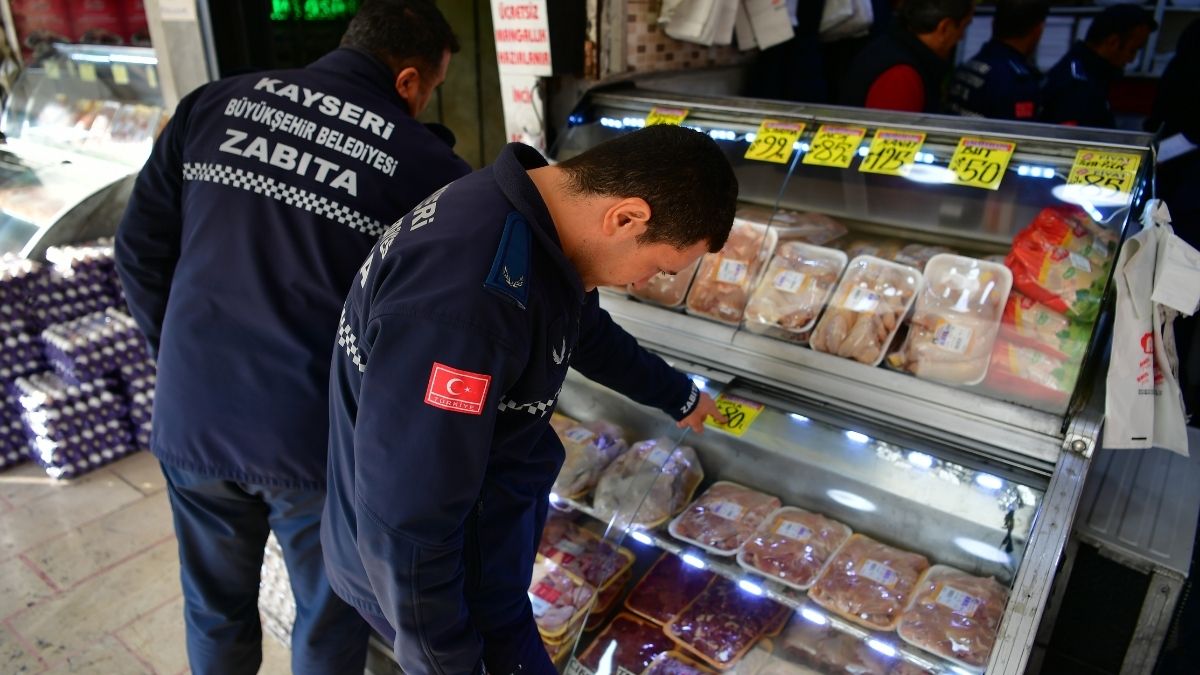 Cumhuriyet Meydanı’nda Titiz Denetim Hedefte Tavuklar Vardı! (5)