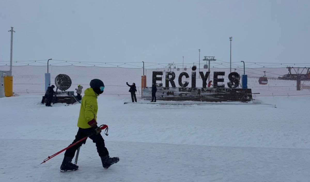Erciyes’te Hafta Sonu Yoğunluğu! Pistlerde Kayak Keyfi (1)