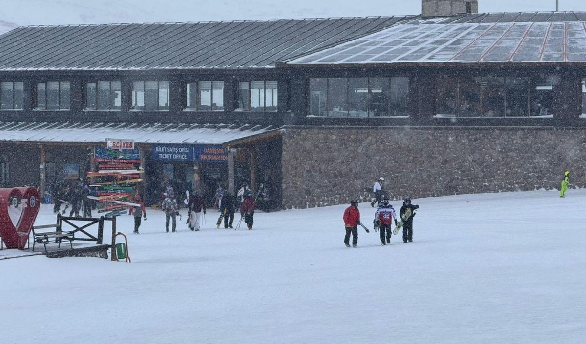 Erciyes’te Hafta Sonu Yoğunluğu! Pistlerde Kayak Keyfi (2)