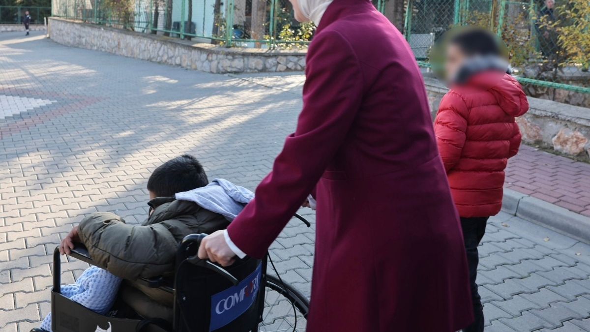 Güvercin Kümesinde Yaşıyordu Devletin Sahip Çıktığı 11 Yaşındaki Adnan’ı Bakan Göktaş Yalnız Bırakmadı (4)