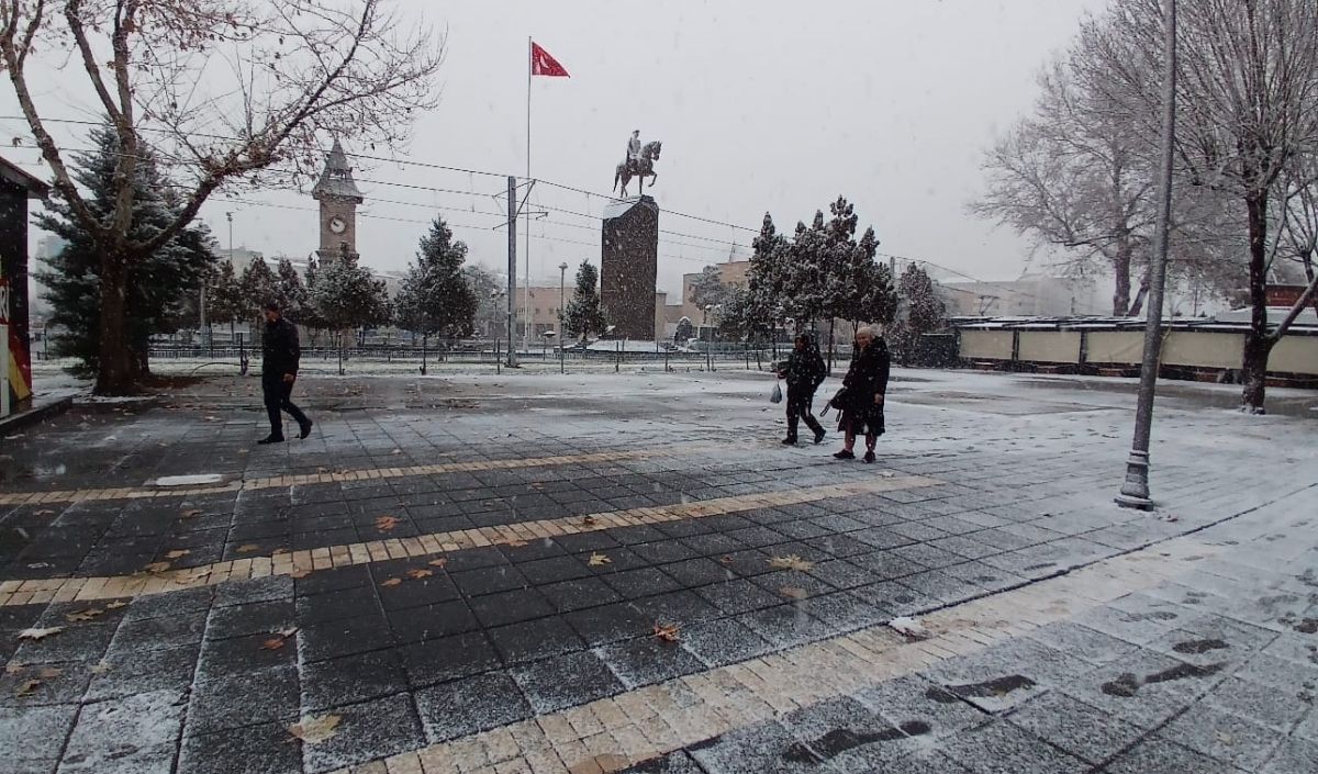 Kayseri Cumhuriyet Meydanı’nda Kafeler Yıkıldı! Yeni Dönem Başlıyor (1)