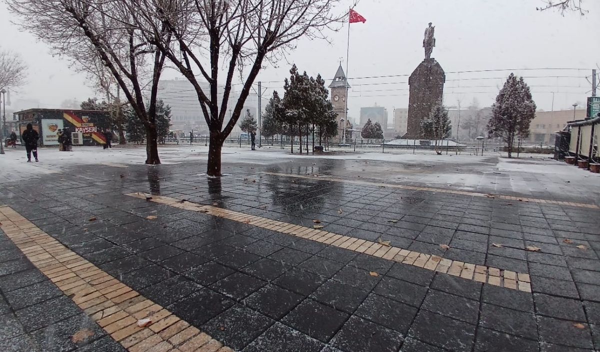 Kayseri Cumhuriyet Meydanı’nda Kafeler Yıkıldı! Yeni Dönem Başlıyor (4)
