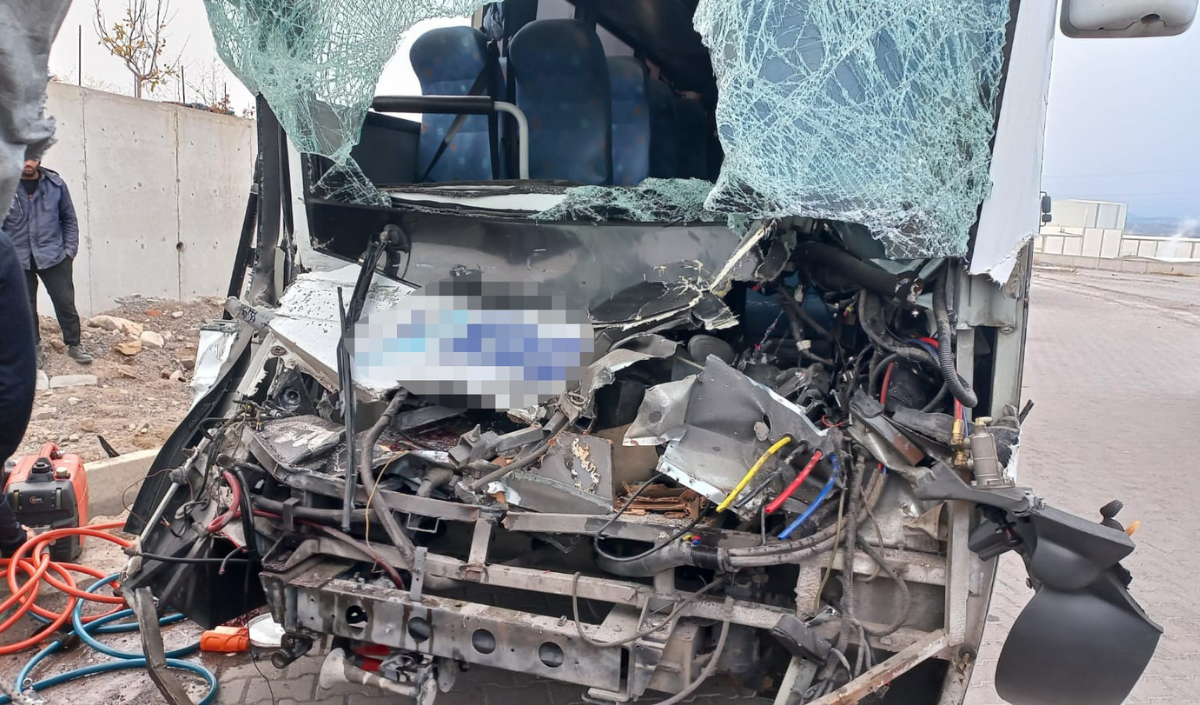 Kayseri İncesu’da Işçi Servisi Tıra Çarptı Çok Sayıda Yaralı Var