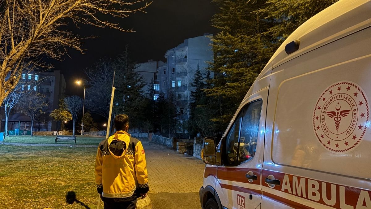 Kayseri’de 5. Katta Intihar Girişimi! 4 Saat Süren Ikna Çalışmasında Neler Yaşandı R.t. Nasıl Içeri Alındı Detaylar Deniz Postası’nda! (1)