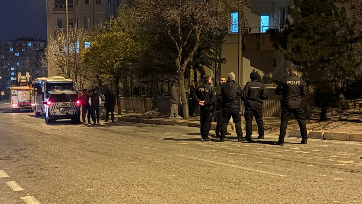 Kayseri’de 5. Katta Intihar Girişimi! 4 Saat Süren Ikna Çalışmasında Neler Yaşandı R.t. Nasıl Içeri Alındı Detaylar Deniz Postası’nda! (2)