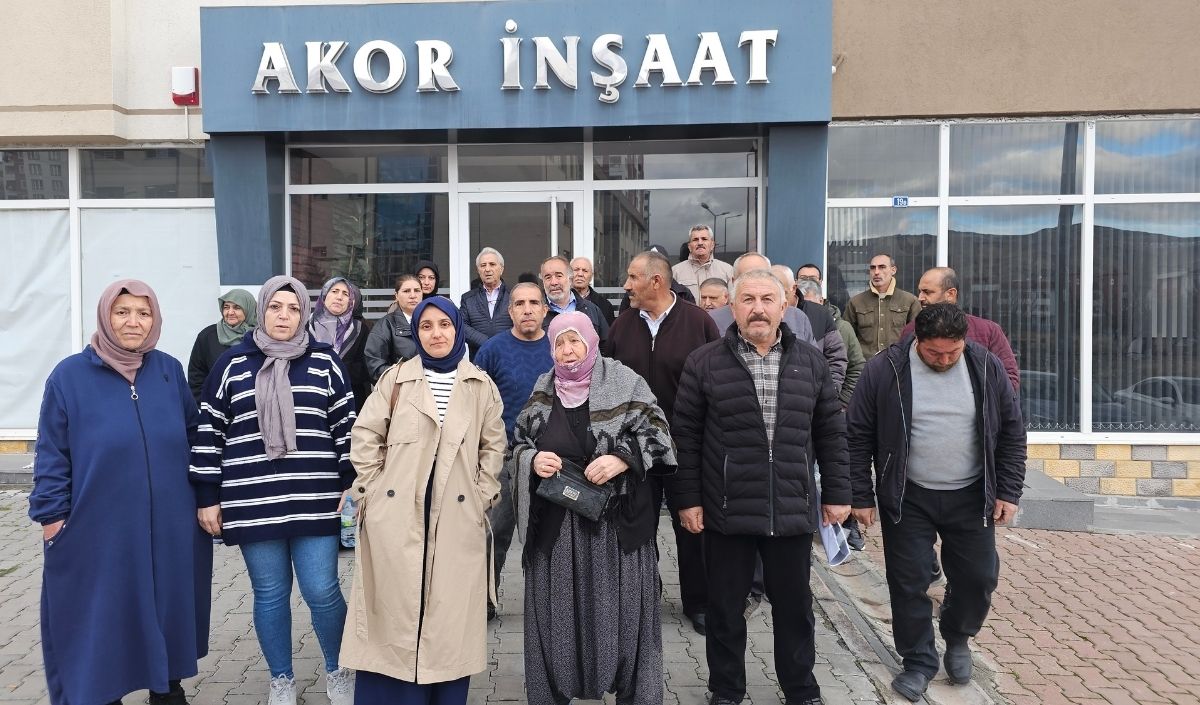 Kayseri'de Bir Grup Vatandaş, Ev Satma Vaadiyle Kendilerini Dolandıran Müteahhidin Yurtdışına Kaçtığını Iddia Ederek Yetkililerden Yardım Istedi.