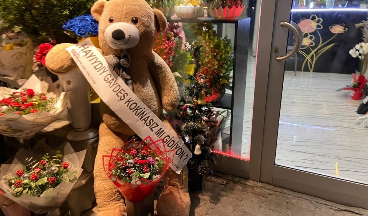 Kayseri’de Çiçekçiden Akıma Ayak Uyduran Ayıcık Dekoru (1)