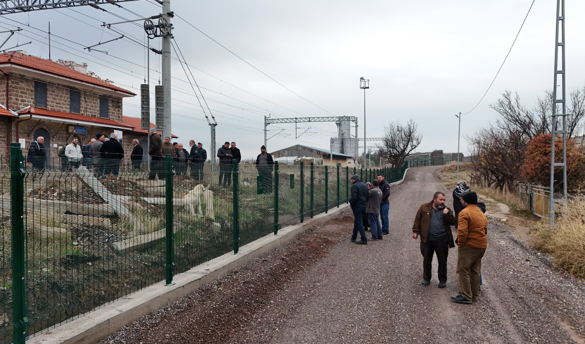 Kemal Sunal'ın Propaganda Filmi Gerçek Oldu Tel Örgüyle Ikiye Bölünen Mahallede Vatandaşlar Ihtiyaçlarını Gidermek Için 5 Kilometre Yürüyor (3)