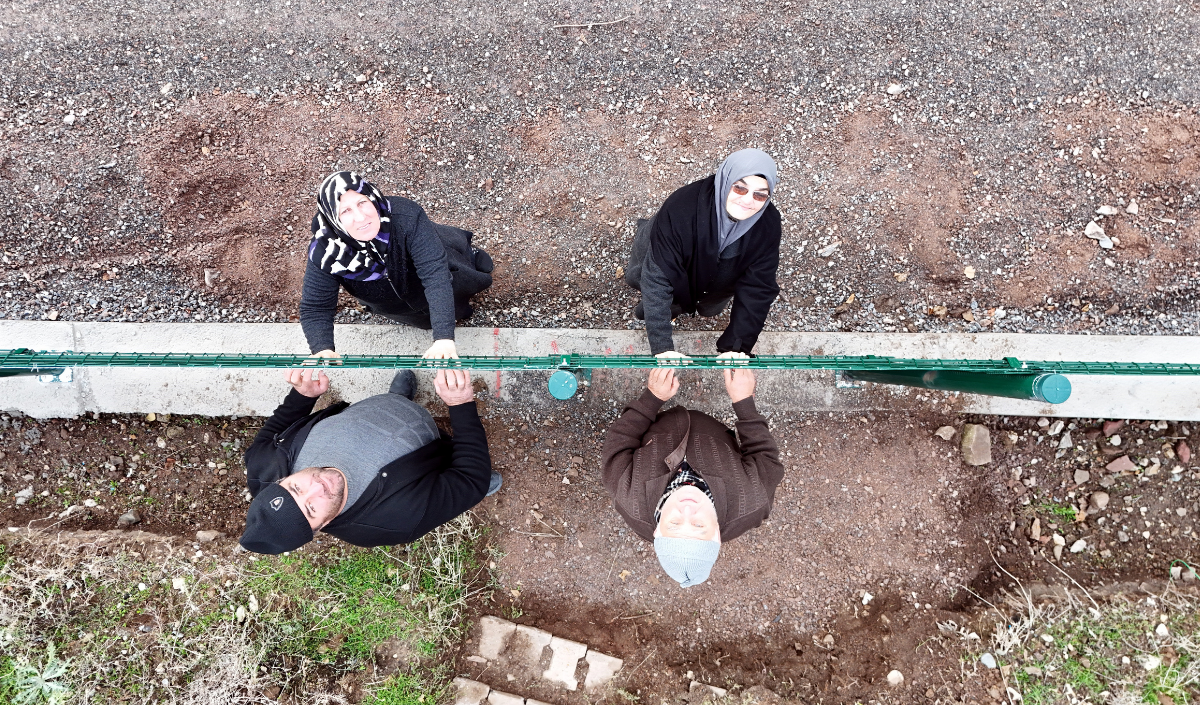 Kemal Sunal'ın Propaganda Filmi Gerçek Oldu Tel Örgüyle Ikiye Bölünen Mahallede Vatandaşlar Ihtiyaçlarını Gidermek Için 5 Kilometre Yürüyor (4)