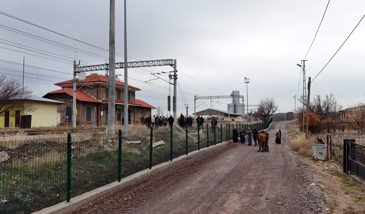 Kemal Sunal'ın Propaganda Filmi Gerçek Oldu Tel Örgüyle Ikiye Bölünen Mahallede Vatandaşlar Ihtiyaçlarını Gidermek Için 5 Kilometre Yürüyor (5)
