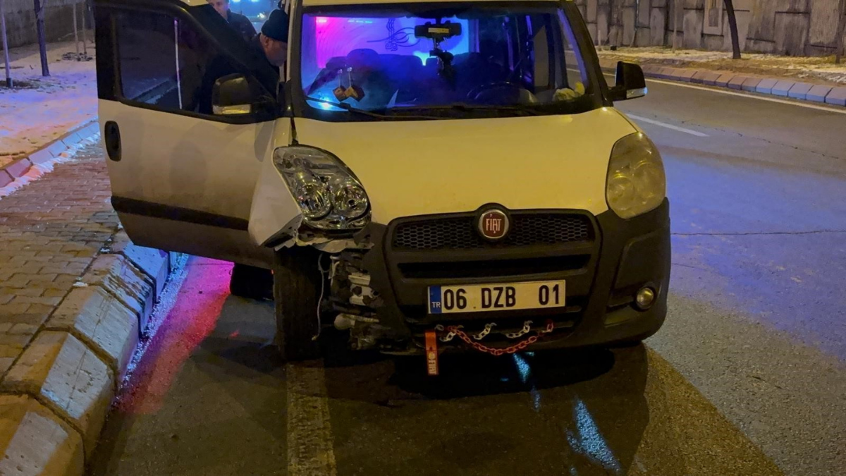 Kontrolden Çıkan Hafif Ticari Araç Tarlaya Uçtu (7)