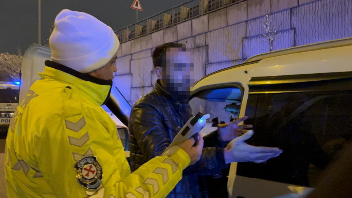 Kontrolden Çıkan Hafif Ticari Araç Tarlaya Uçtu (8)