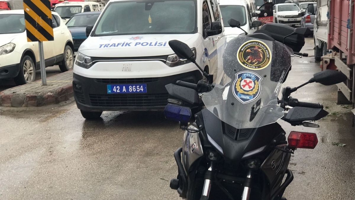 Konya’da Halk Pazarında Taşlı Sopalı Kavgada 5 Kişi Yaralandı! (3)