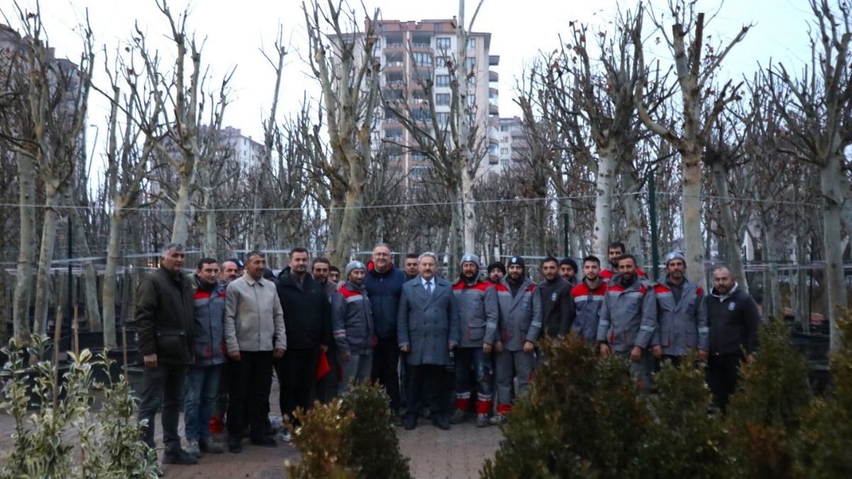 Melikgazi Belediyesi Ilçeyi Yeşillendirmeye Devam Ediyor Melikgazi Belediyesi, Çevreye Duyarlı Çalışmalarıyla Ilçenin Geleceğine Nefes Olmaya Devam Ediyor. İlçe Genelinde Yeşil Alanları Artırmayı
