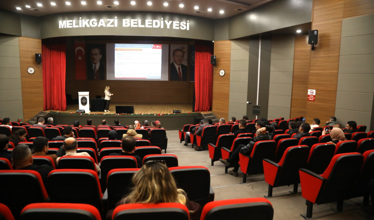 Melikgazi Belediyesi, Personelin Mesleki Gelişimini Artırmak Ve Hizmet Kalitesini Yükseltmek Amacıyla Kayseri Genelindeki Kamu Kurumlarını Da Kapsayan Kapsamlı Bir Kamu İhale Mevzuatı Eğitimi Gerç